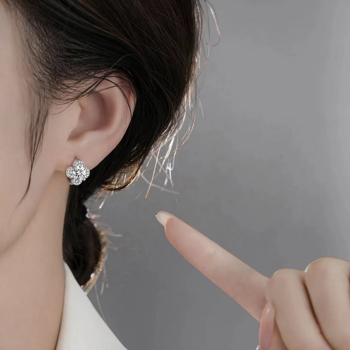 16k White Gold Moissanite Clover Earrings